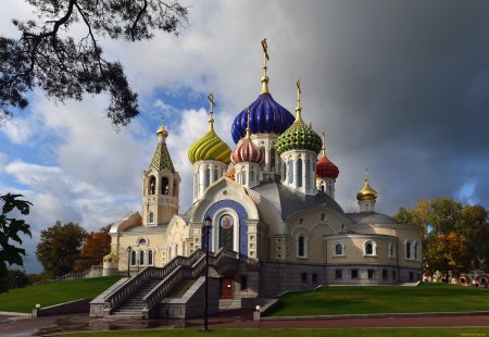 Переделкино храм Игоря Черниговского лето с сиренью
