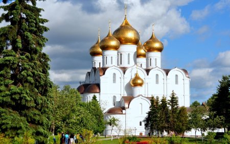 Золотые купола - Успенский собор (Ярославль).