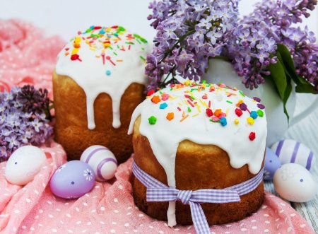 Пасхальные яйца и куличи