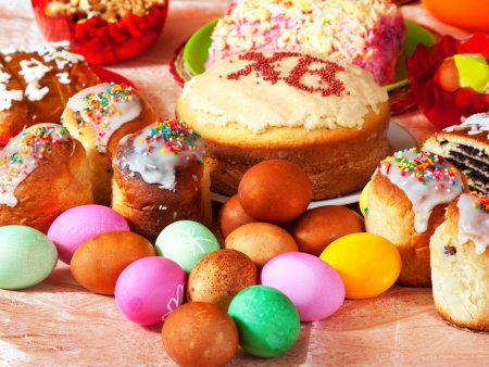 Пасхальные яйца и куличи