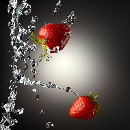 Клубника в брызгах воды