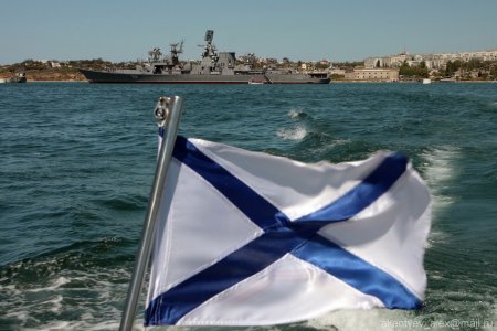Военно-морской флаг и Андреевский флаг.