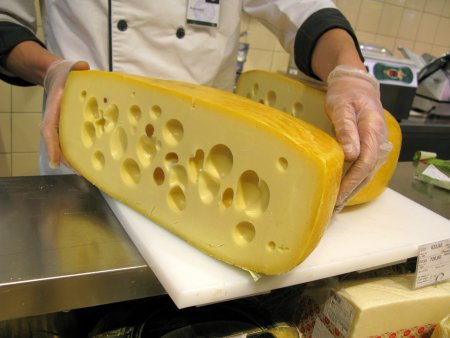 Маасдам швейцарский сыр