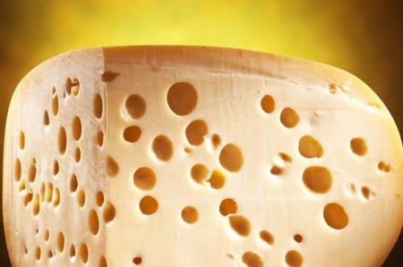 Круглый сыр с дырками
