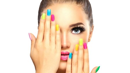 Девушка с яркими ногтями