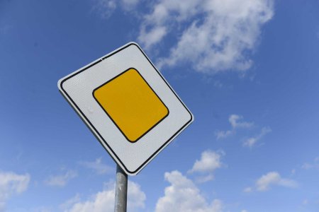 Знак 2.1 Главная дорога