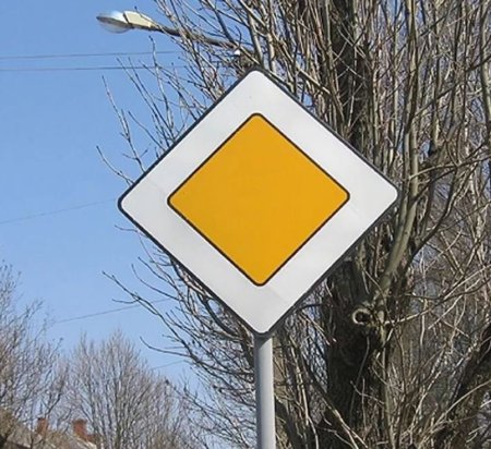 Дорожный знак Главная дорога