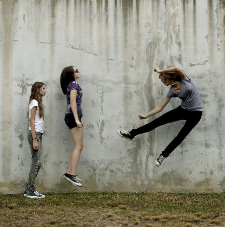 Подруги в прыжке