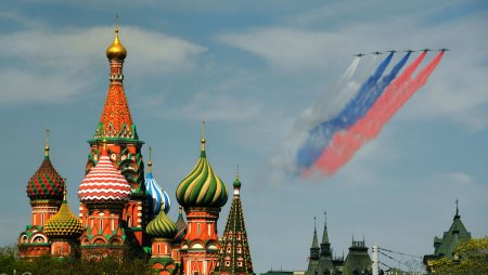 Храм Василия Блаженного с флагом России