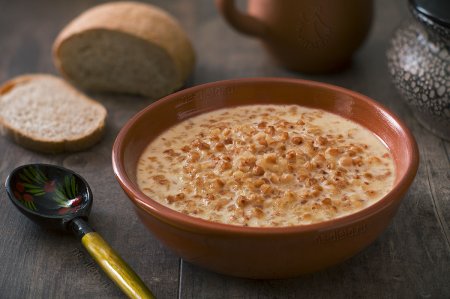 Гречневая каша на молоке в кастрюле