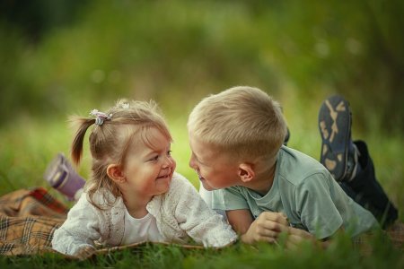 Старшая сестра и младший брат