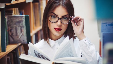 Умная девушка в очках