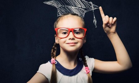 Умная девочка в очках