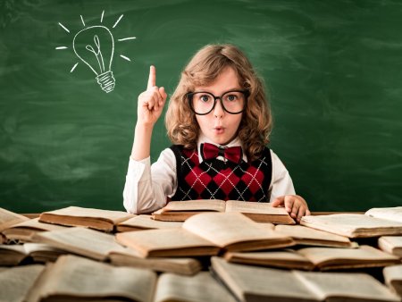 Дети с учебниками