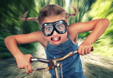 Смешная девочка