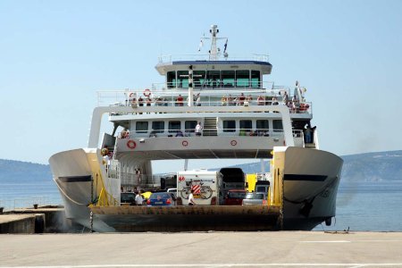 Автомобильно-пассажирский паром