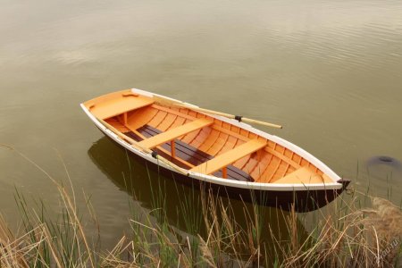 Гребная весельная лодка