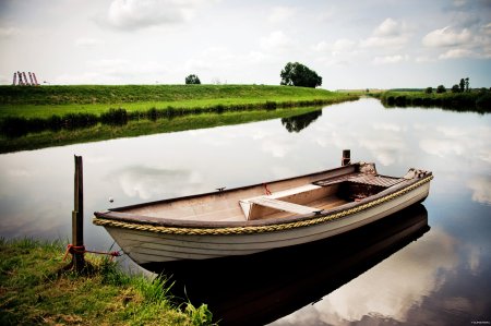 Лодка деревянная в море