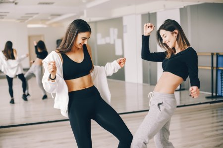 Девушка танцует в зале