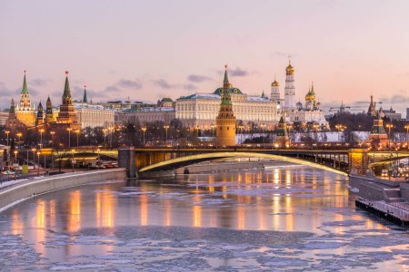 Кремлевская набережная зимой Москва