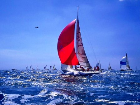 Яхта под парусом
