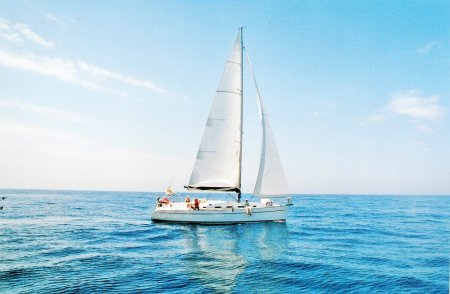 Яхта в море