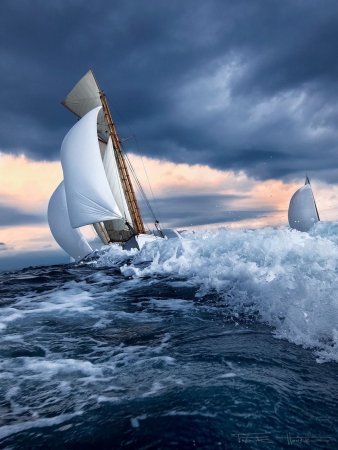 Корабль в море