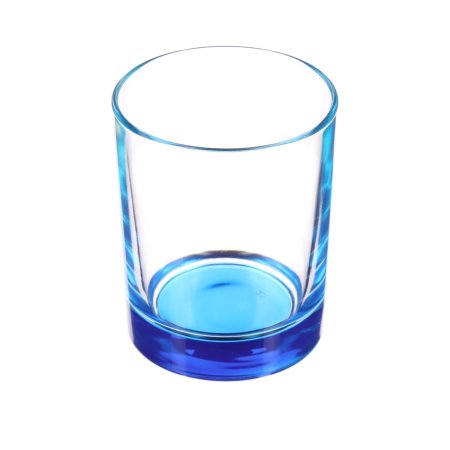 Стакан на белом фоне