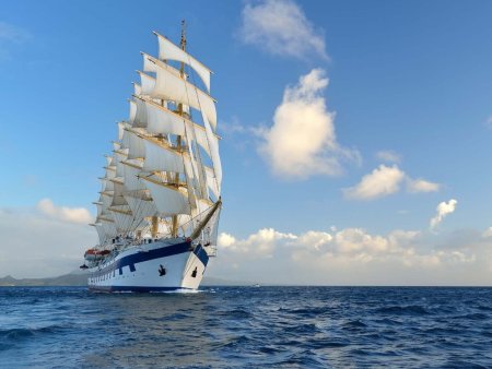 Красивый парусник в море