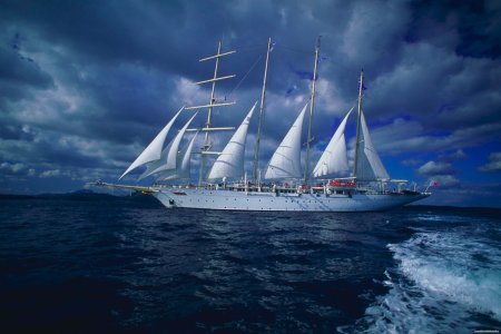 Красивый парусник