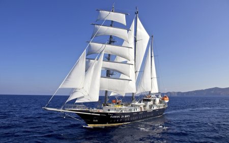 Парусная яхта "Running on Waves"