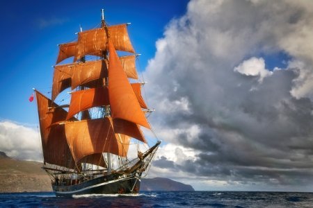 Корабль с парусами