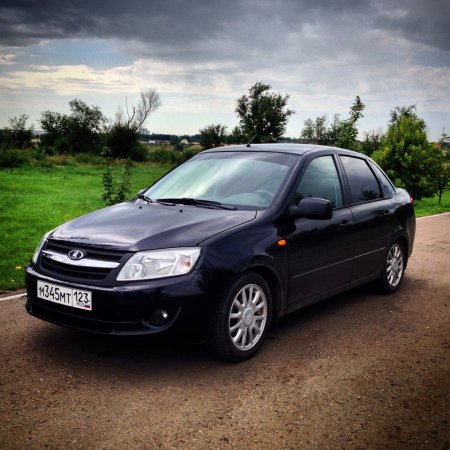 Lada Granta черная
