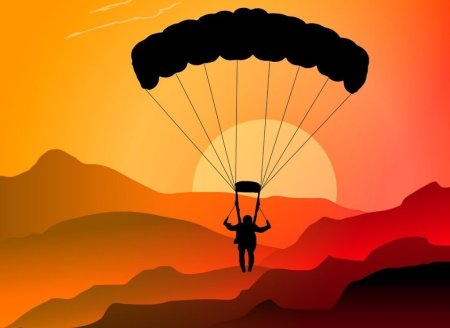 Парашютист на фоне заката