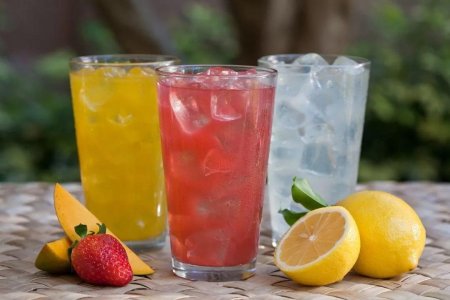 Лимонад в стакане