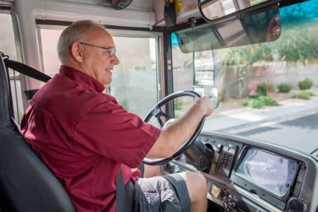 Шофер школьного автобуса