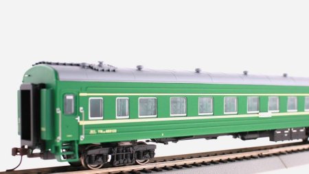 Железнодорожный вагон на белом фоне