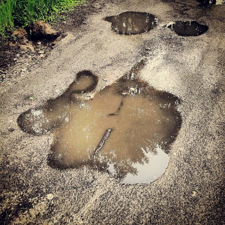 Лужа на дороге