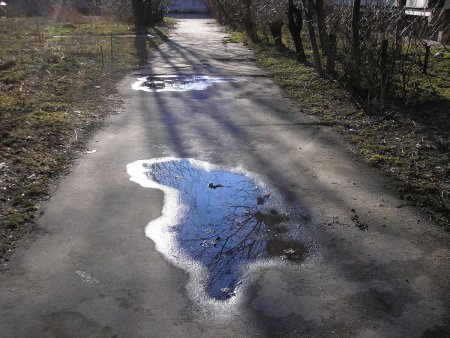 Лужа на дороге