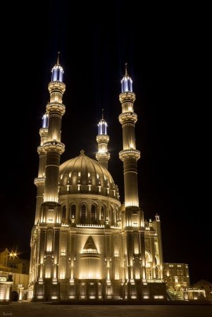 Мечеть в Баку ночью