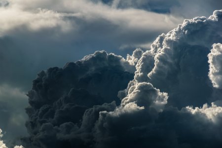 Кучеряво дождистые облака