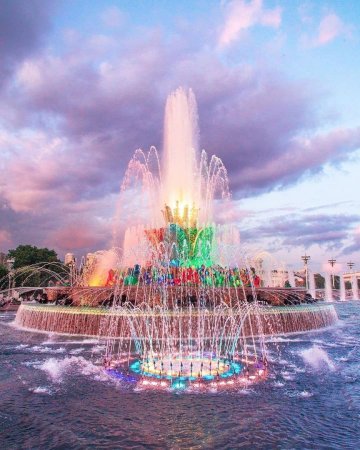 Фонтан каменный цветок на ВДНХ