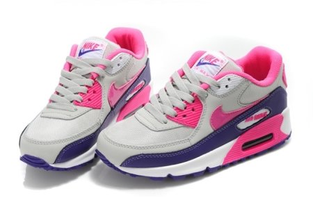 Кроссовки на белом фоне