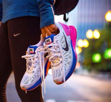 Кроссовки на человеке