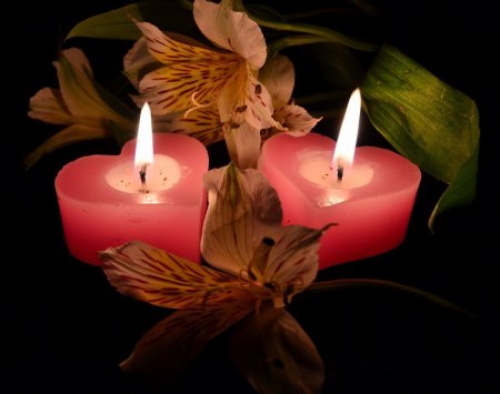 Романтические горящие свечи