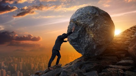 Человек и огромный камень