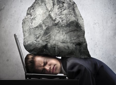 Человек под камнем