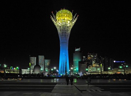 Монумент Астана-Байтерек с земли