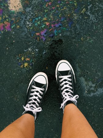 Ноги в кедах