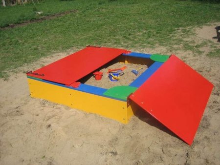 Песочница на участке детского сада